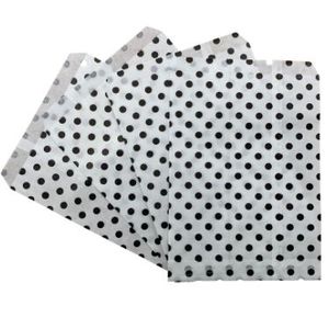 Cadeauzakjes gebleekt kraft 21cm x 30cm wit zwarte stip 40gr / m2
