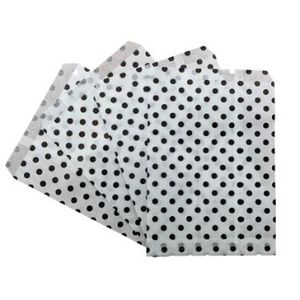 Cadeauzakjes gebleekt kraft 15cm x 22cm wit zwarte stip 40gr / m2